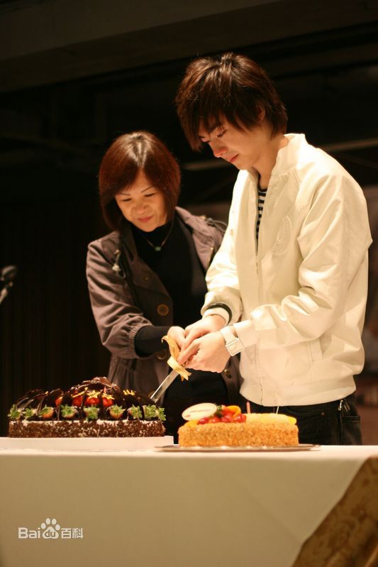 洪卓立(Ken Hung ，Hung Cheuk Lap)生日会素颜照壁纸