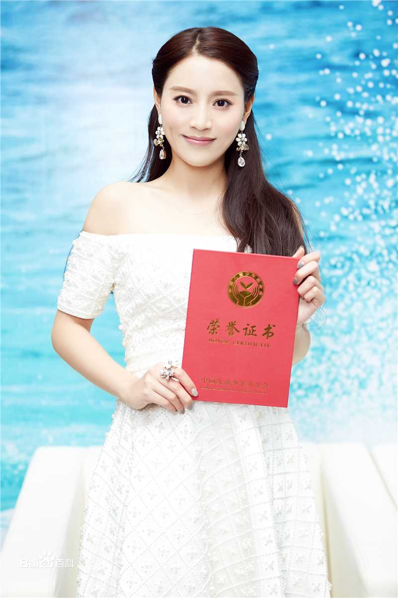 蔡蝶(Vanessa)公开活动照前后照片