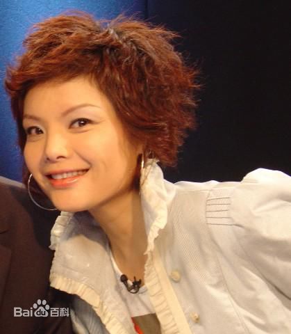 邹倚天在《红衣少女》照片中的