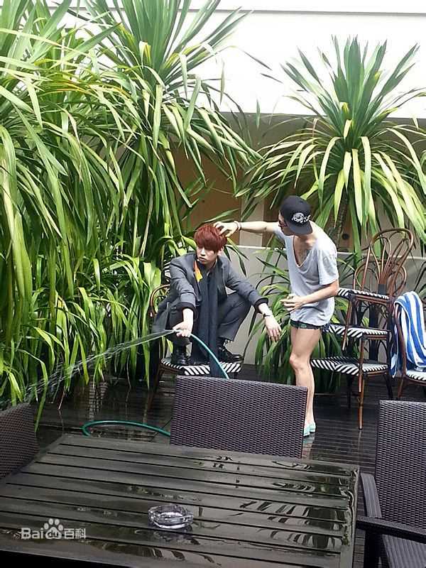 最新金希澈(Kim HeeChul、キム ヒチョル)在《Coopolitan Korea》 10月刊中的图集