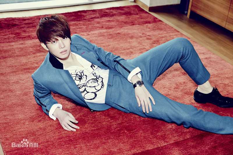 最新金希澈(Kim HeeChul、キム ヒチョル)在《Coopolitan Korea》 10月刊中的图集