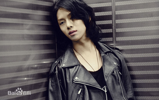 金希澈(Kim HeeChul、キム ヒチョル)的专辑造型素颜照相册