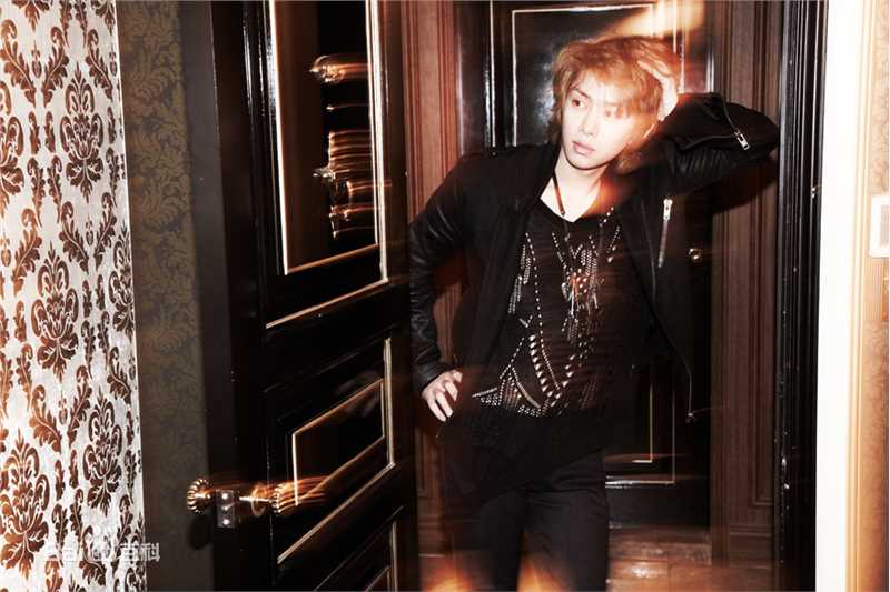 金希澈(Kim HeeChul、キム ヒチョル)的专辑造型素颜照相册