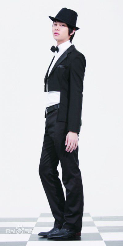 金希澈(Kim HeeChul、キム ヒチョル)的专辑造型素颜照相册