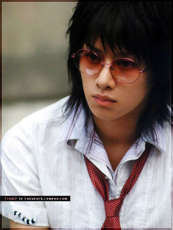 金希澈(Kim HeeChul、キム ヒチョル)的专辑造型素颜照相册