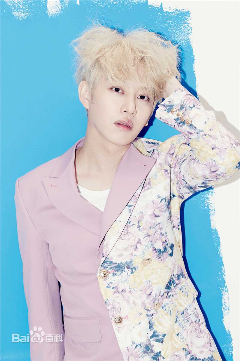 金希澈(Kim HeeChul、キム ヒチョル)的专辑造型素颜照相册