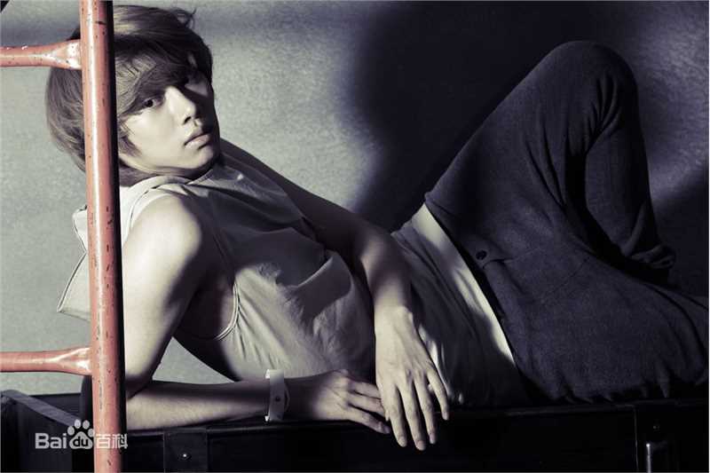 金希澈(Kim HeeChul、キム ヒチョル)的专辑造型素颜照相册