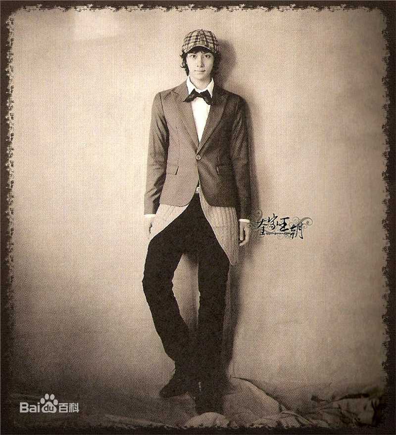 金希澈(Kim HeeChul、キム ヒチョル)的专辑造型素颜照相册