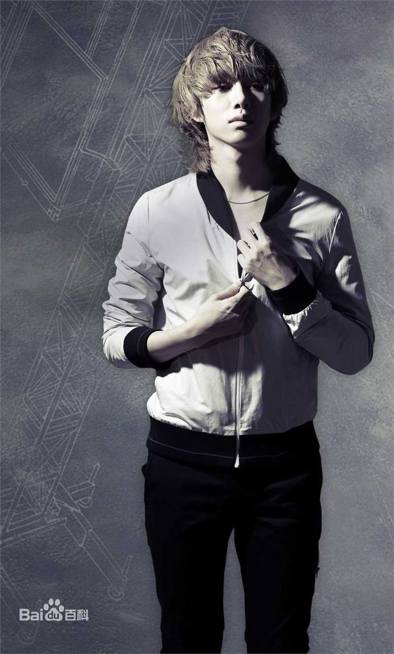 金希澈(Kim HeeChul、キム ヒチョル)的专辑造型素颜照相册