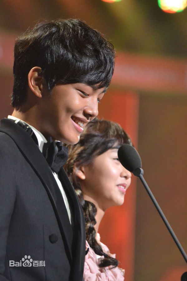 吕珍九(；Yeo Jin Goo；ヨ ジング)各大颁奖典礼性感图片图集