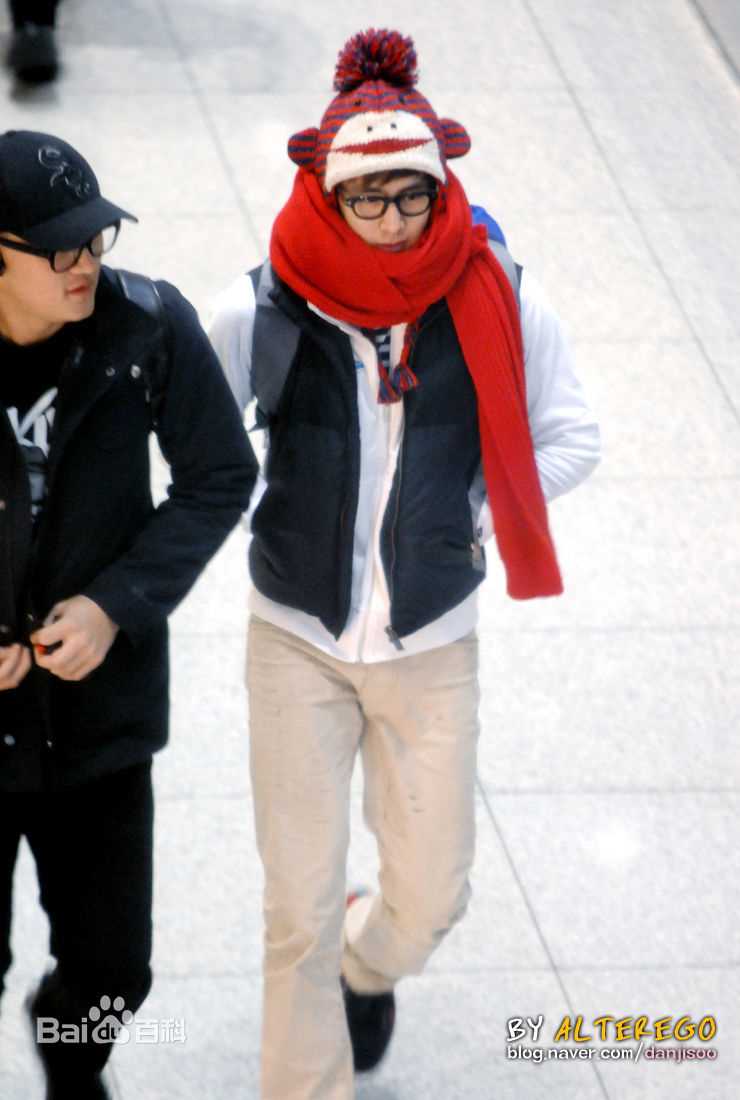 尼坤(Nichkhun Buck Horvejkul)机场素颜照相册