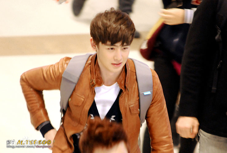 尼坤(Nichkhun Buck Horvejkul)机场素颜照相册