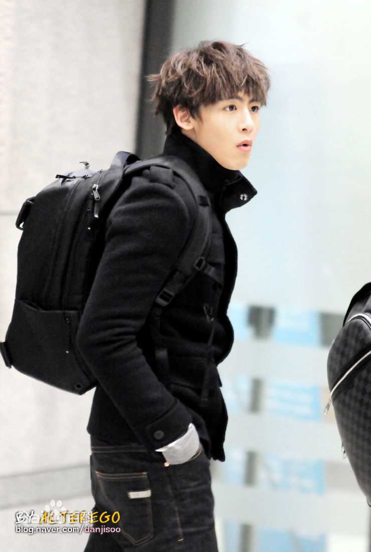 尼坤(Nichkhun Buck Horvejkul)机场素颜照相册