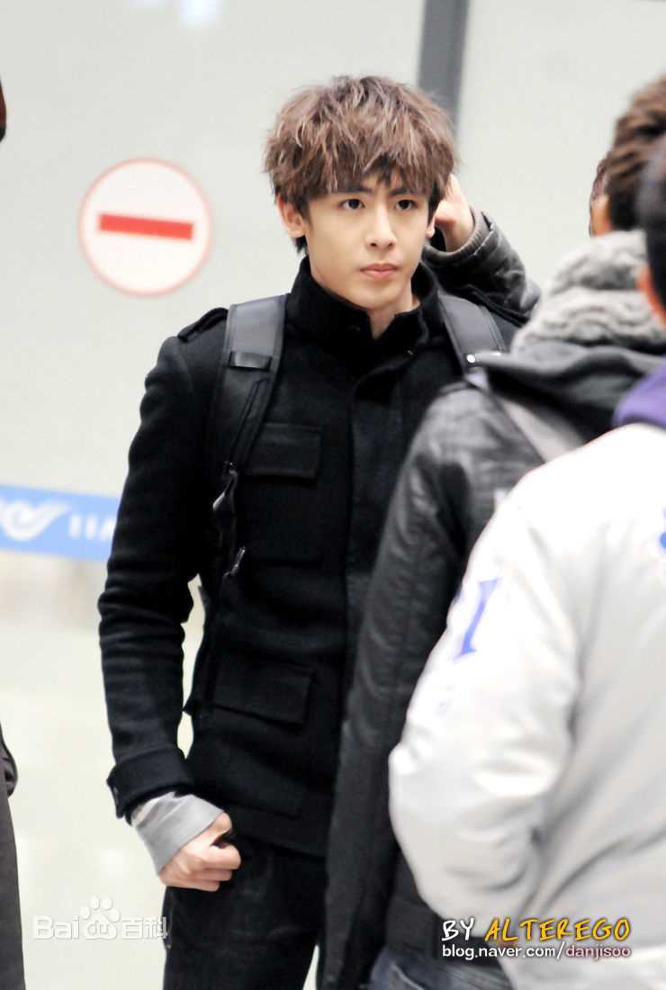 尼坤(Nichkhun Buck Horvejkul)机场素颜照相册