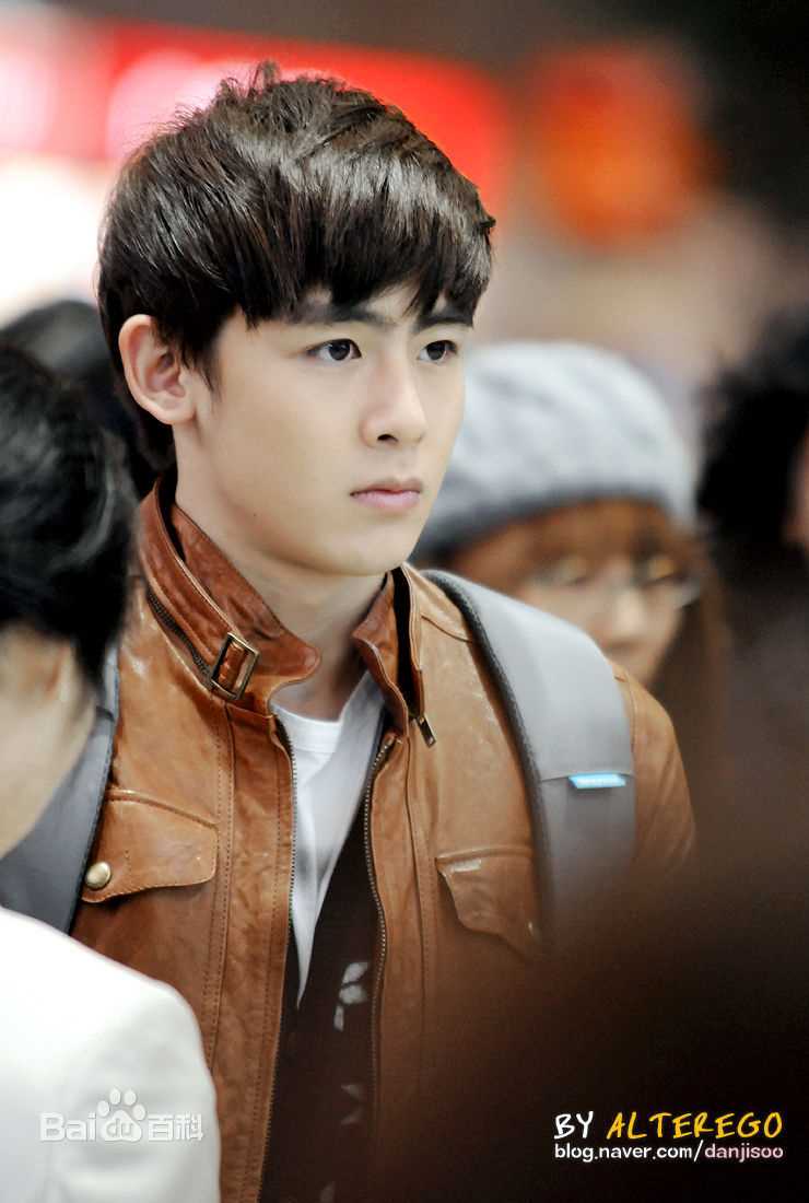 尼坤(Nichkhun Buck Horvejkul)机场素颜照相册