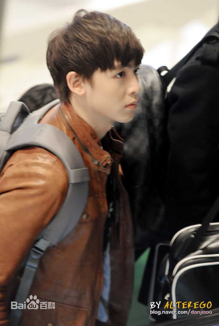 尼坤(Nichkhun Buck Horvejkul)机场素颜照相册