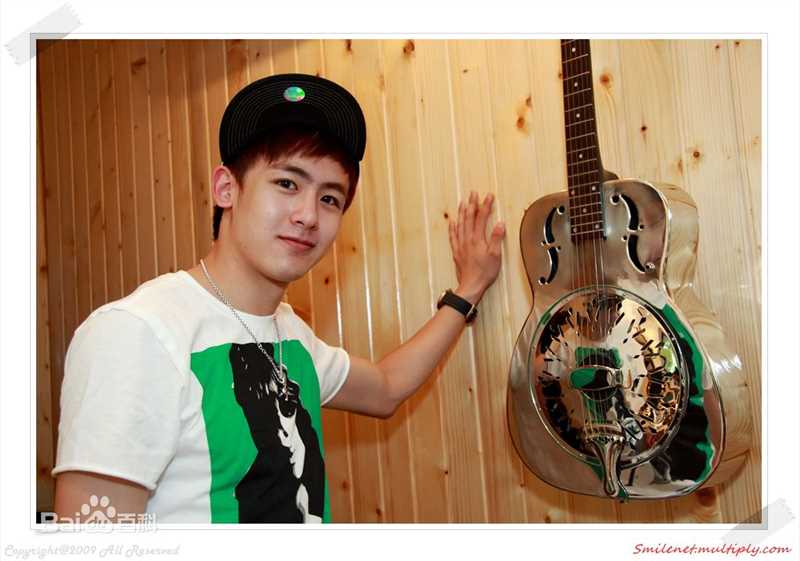 尼坤(Nichkhun Buck Horvejkul)lets take a break 录歌前后照片