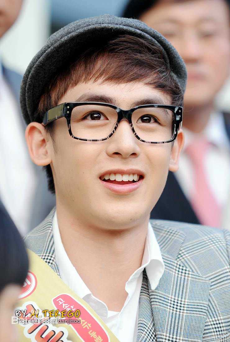 尼坤(Nichkhun Buck Horvejkul)101018 Ottoki Cheese Ramyun Fansign图册