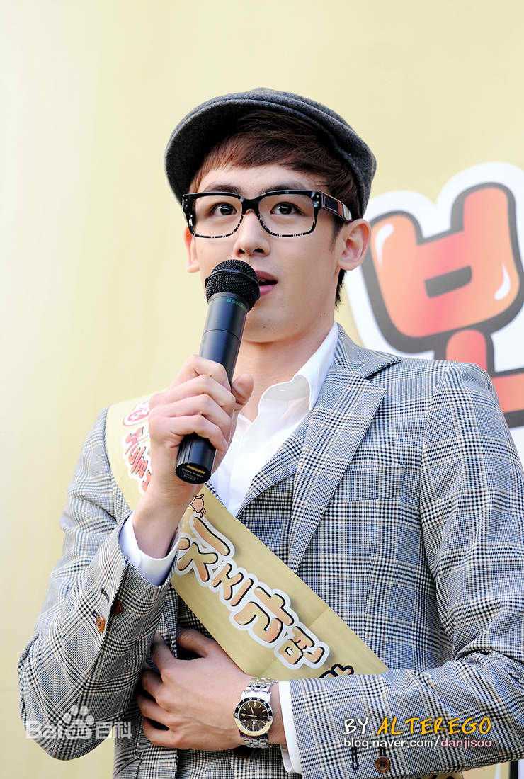 尼坤(Nichkhun Buck Horvejkul)101018 Ottoki Cheese Ramyun Fansign图册