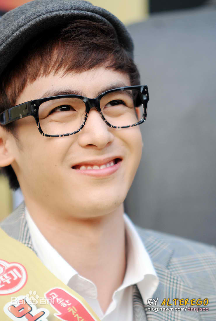 尼坤(Nichkhun Buck Horvejkul)101018 Ottoki Cheese Ramyun Fansign图册