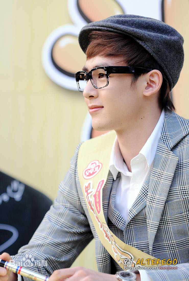 尼坤(Nichkhun Buck Horvejkul)101018 Ottoki Cheese Ramyun Fansign图册