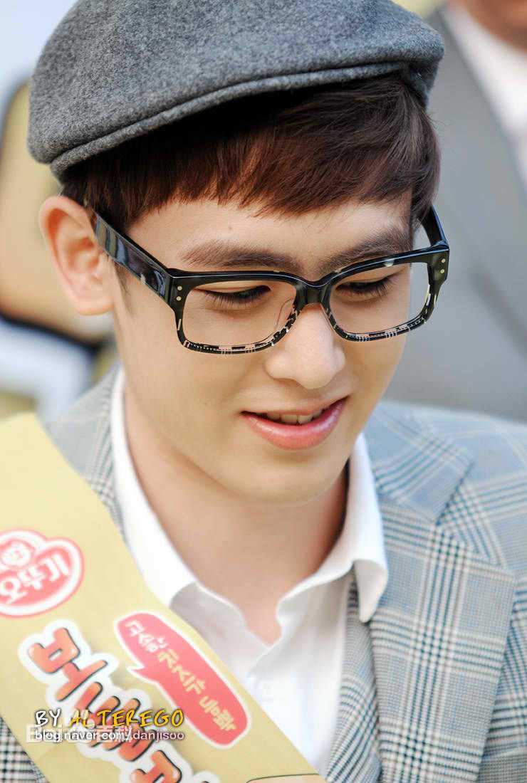 尼坤(Nichkhun Buck Horvejkul)101018 Ottoki Cheese Ramyun Fansign图册