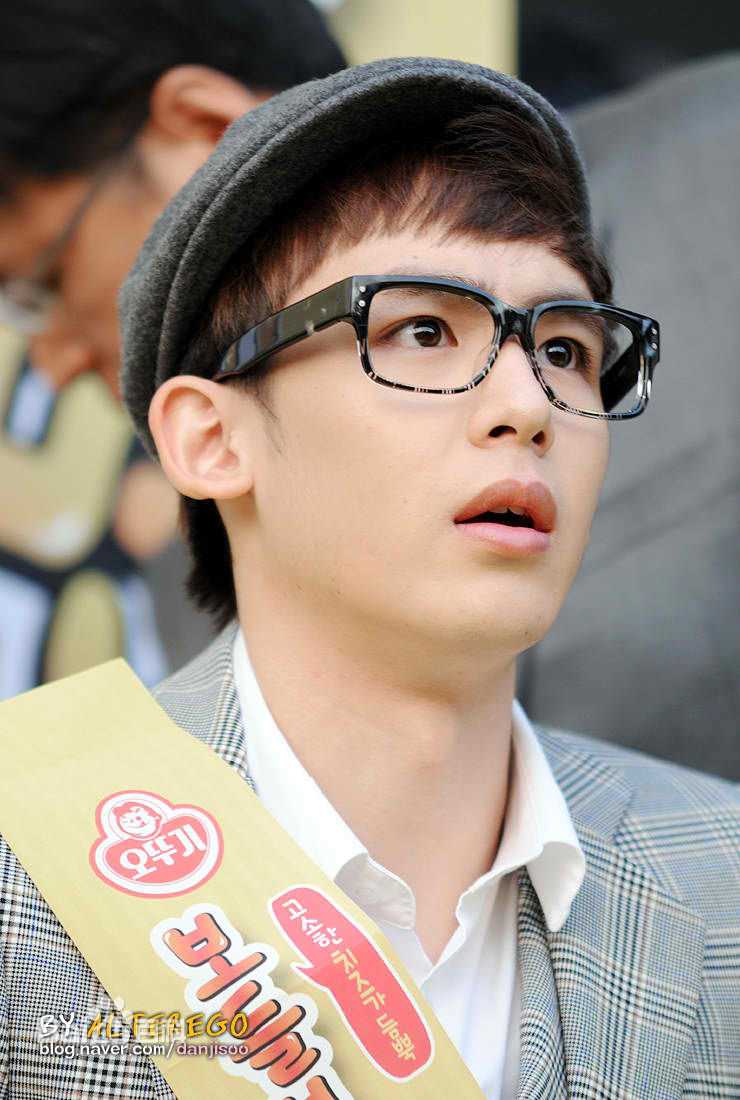 尼坤(Nichkhun Buck Horvejkul)101018 Ottoki Cheese Ramyun Fansign图册