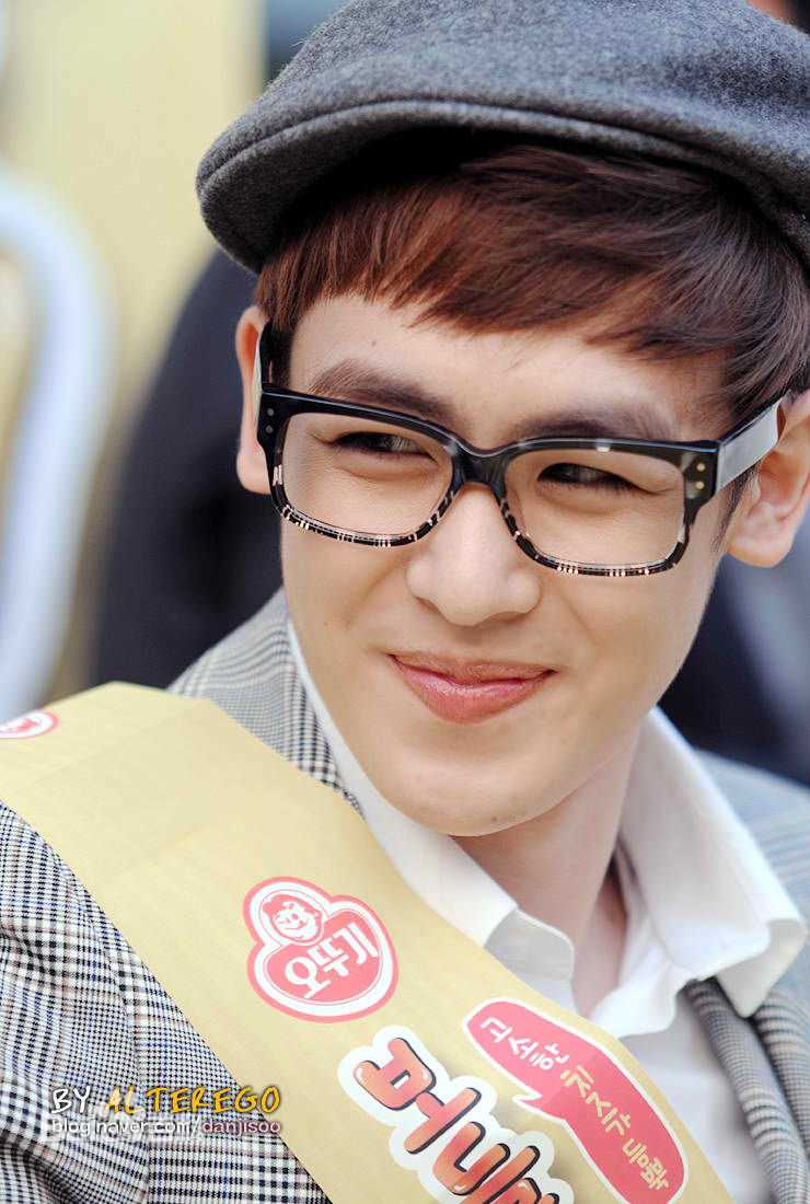尼坤(Nichkhun Buck Horvejkul)101018 Ottoki Cheese Ramyun Fansign图册