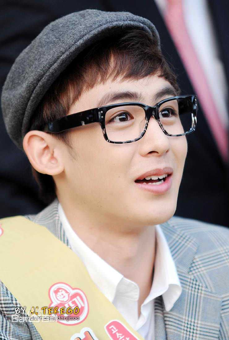尼坤(Nichkhun Buck Horvejkul)101018 Ottoki Cheese Ramyun Fansign图册