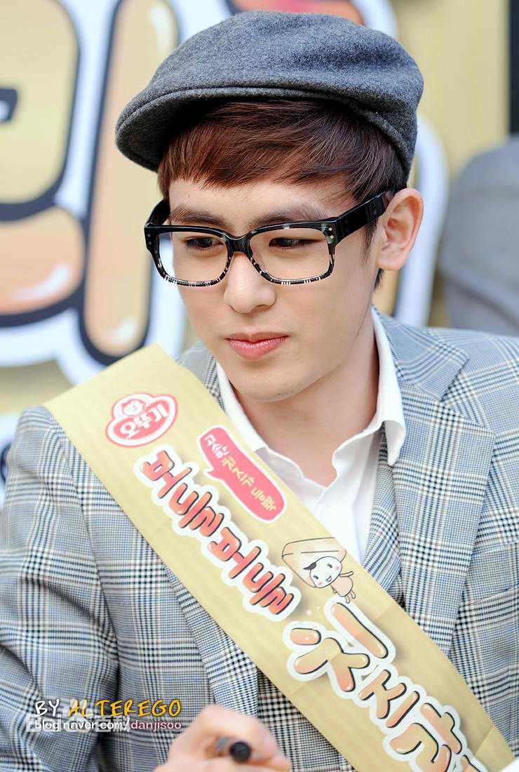 尼坤(Nichkhun Buck Horvejkul)101018 Ottoki Cheese Ramyun Fansign图册