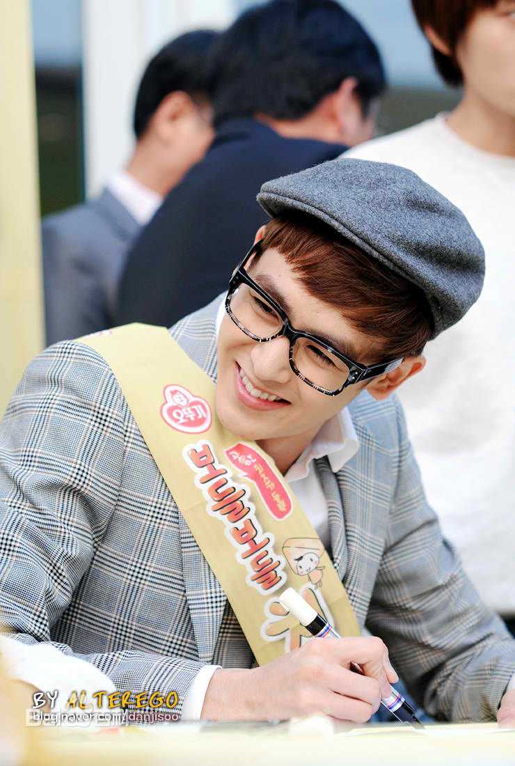 尼坤(Nichkhun Buck Horvejkul)101018 Ottoki Cheese Ramyun Fansign图册