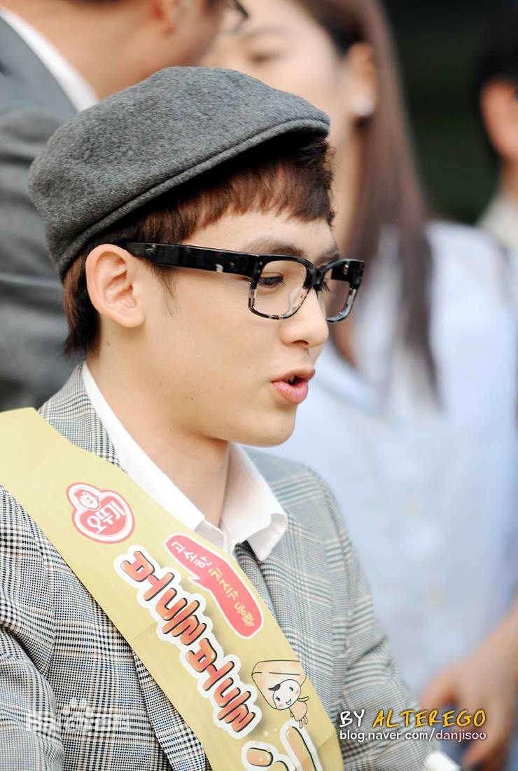 尼坤(Nichkhun Buck Horvejkul)101018 Ottoki Cheese Ramyun Fansign图册