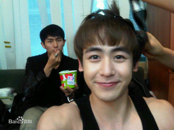 尼坤(Nichkhun Buck Horvejkul)推特性感图片壁纸