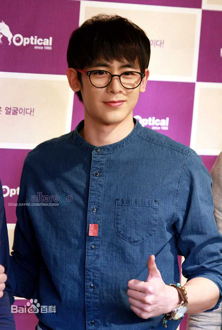 尼坤(Nichkhun Buck Horvejkul)130321 Look Optical签名会壁纸壁纸