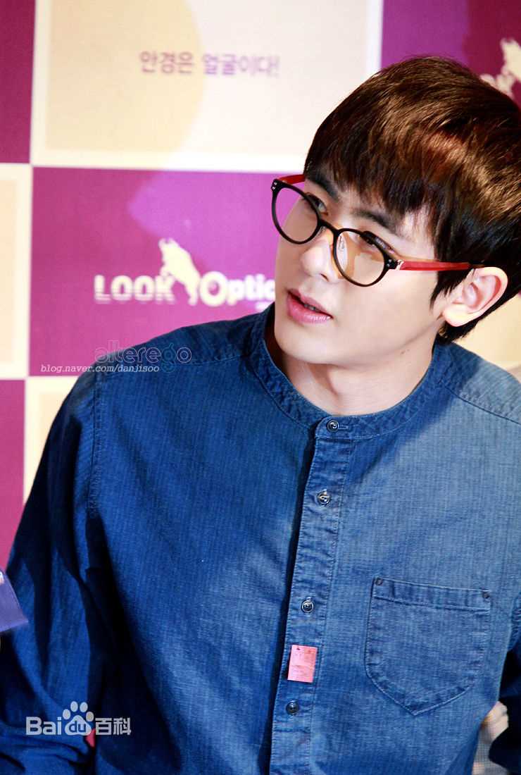 尼坤(Nichkhun Buck Horvejkul)130321 Look Optical签名会壁纸壁纸