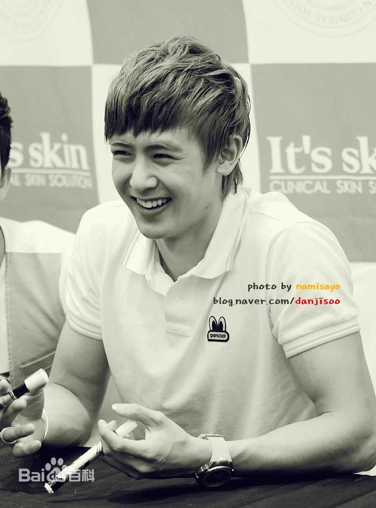 尼坤(Nichkhun Buck Horvejkul)100619 skin签名会前后照片