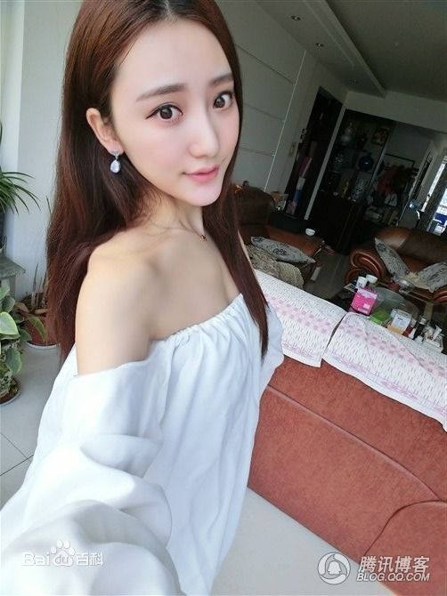 孟瞳迪独家照壁纸壁纸