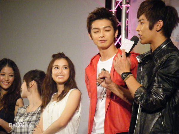 李佳颖(Ivleyn)舞台照性感图片图集