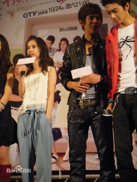 李佳颖(Ivleyn)舞台照性感图片图集