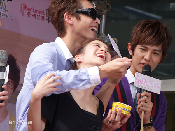 李佳颖(Ivleyn)舞台照性感图片图集