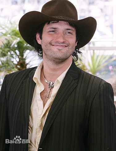 罗伯特·罗德里格兹(Robert Rodriguez)前后照片