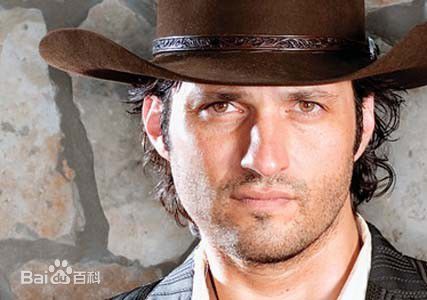 罗伯特·罗德里格兹(Robert Rodriguez)前后照片