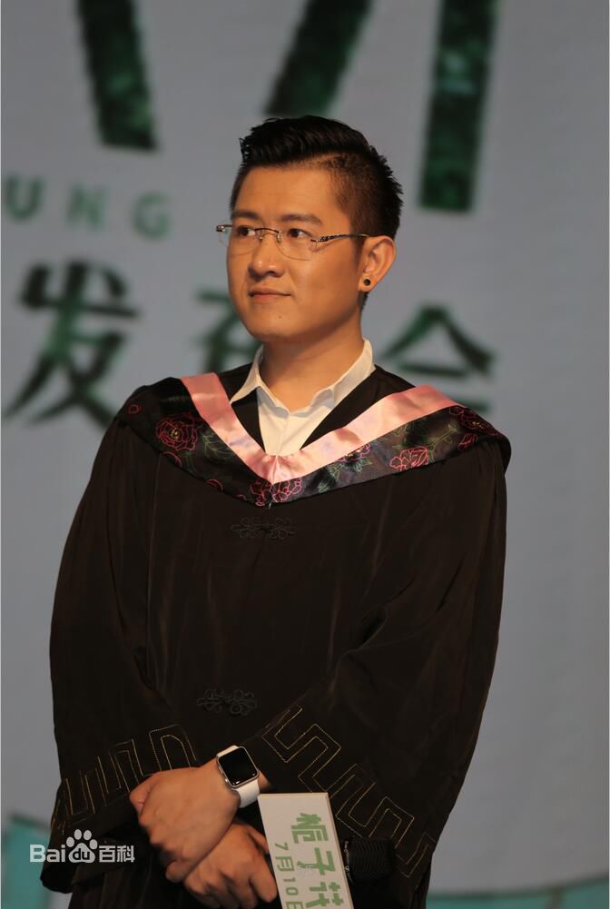 彭宇栀子花开发布会照片素颜照相册