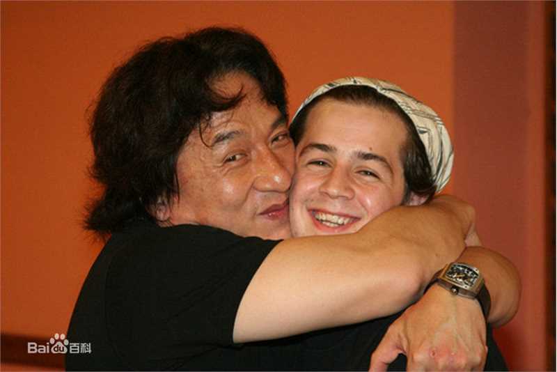 迈克尔·安格拉诺(Michael Anthony Angarano)与其他人的合影前后照片