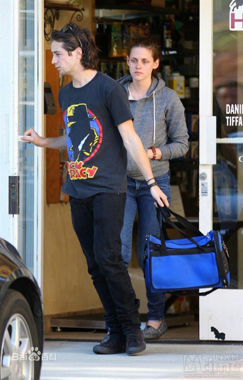 迈克尔·安格拉诺(Michael Anthony Angarano)与其他人的合影前后照片