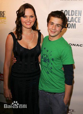 迈克尔·安格拉诺(Michael Anthony Angarano)与其他人的合影前后照片