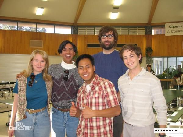 迈克尔·安格拉诺(Michael Anthony Angarano)与其他人的合影前后照片