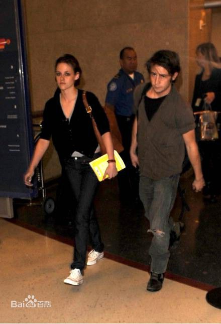 迈克尔·安格拉诺(Michael Anthony Angarano)与其他人的合影前后照片