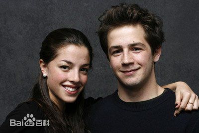 迈克尔·安格拉诺(Michael Anthony Angarano)与其他人的合影前后照片