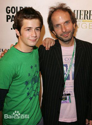 迈克尔·安格拉诺(Michael Anthony Angarano)与其他人的合影前后照片